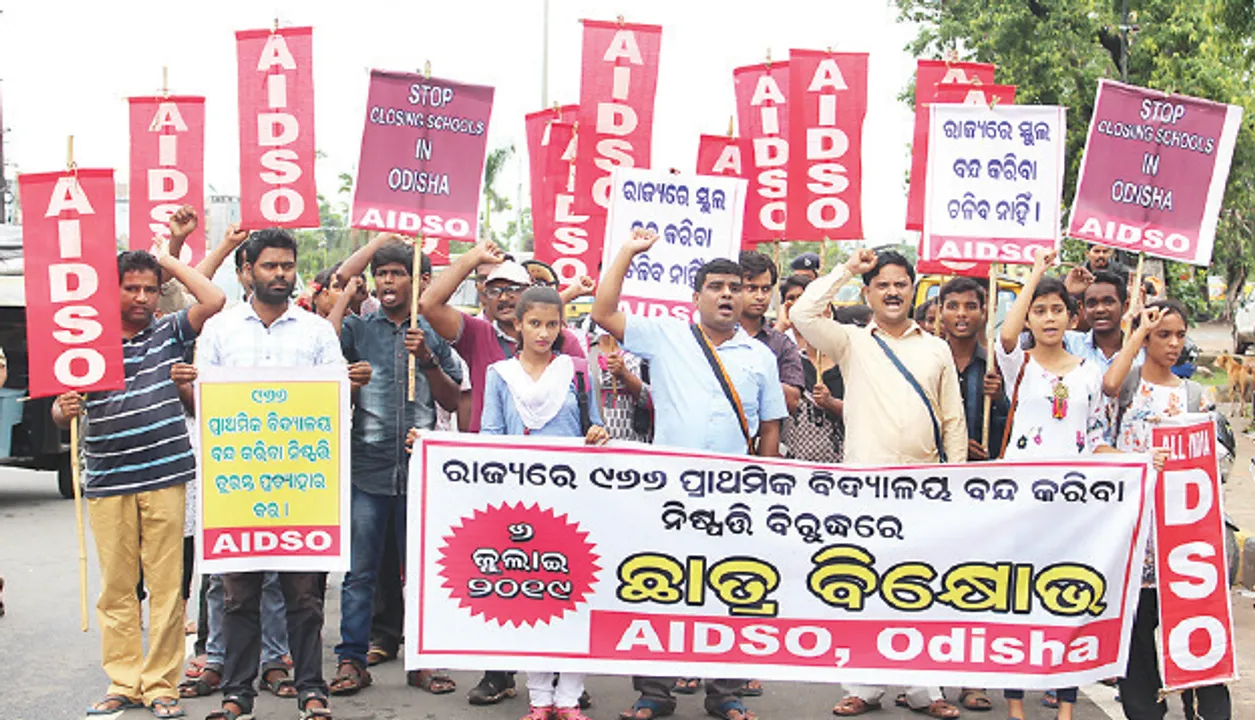  ୯୬୬ ସ୍କୁଲ ବନ୍ଦ ନିଷ୍ପତ୍ତି ପ୍ରତ୍ୟାହାର ଦାବିରେ ବିକ୍ଷୋଭ