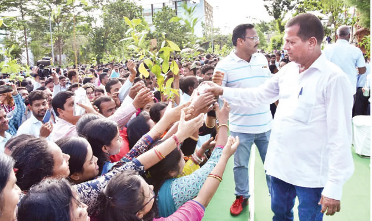  ୫୦ ହଜାର ଗଛ ପୋତିଲେ କିଟ୍ ଓ କିସ୍ କର୍ମଚାରୀ