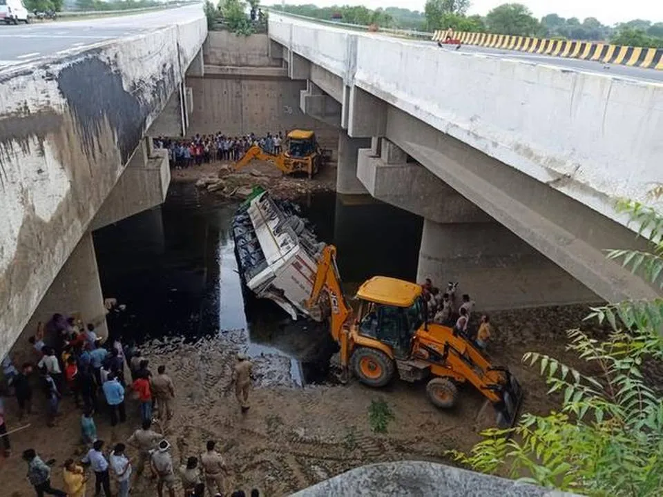  ଯମୁନା ଏକ୍ସ‌ପ୍ରେସ୍‌ୱେ‌ରେ ଦୁର୍ଘଟଣା, ନାଳକୁ ବସ୍‌ ଖସି ୨୯ ମୃତ