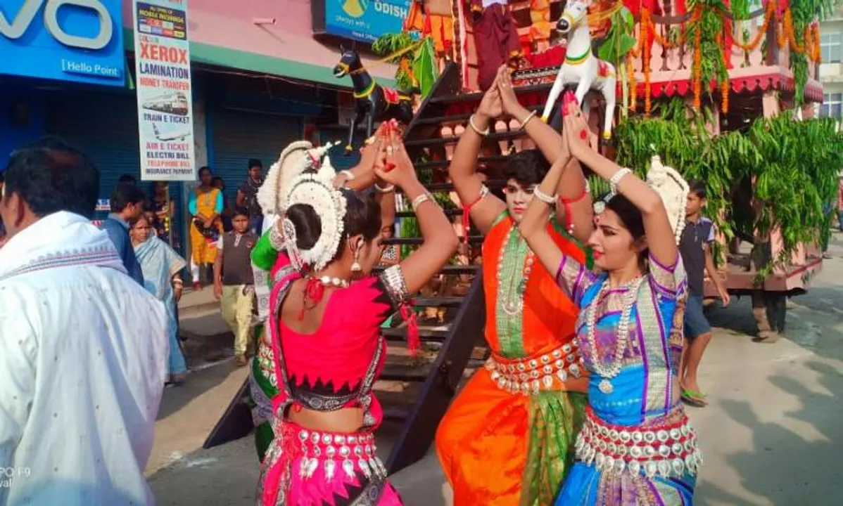  ବାଲେଶ୍ୱରରେ ରଥ ସମ୍ମୁଖରେ କଳାକାରଙ୍କ ପ୍ରସ୍ତୁତି।