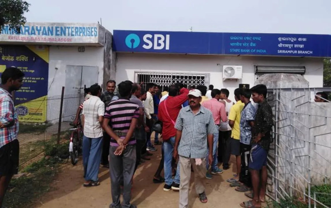  ବାଲେଶ୍ୱର: ଷ୍ଟେଟ୍‌ ବ୍ୟାଙ୍କ୍‌ରୁ ୩୦ ଲକ୍ଷ ଡକାୟତି ଅଭିଯୋଗ, କଲେଜ ୟୁନିଫର୍ମରେ ଲୁଟିଲେ ୬ ଦୁର୍ବୃତ୍ତ