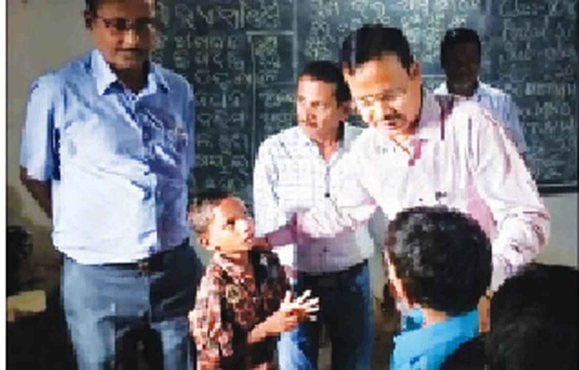  ଉଦ୍ଧାର ଛାତ୍ରଛାତ୍ରୀଙ୍କୁ ଭେଟିଲେ ଜିଲ୍ଲାପାଳ