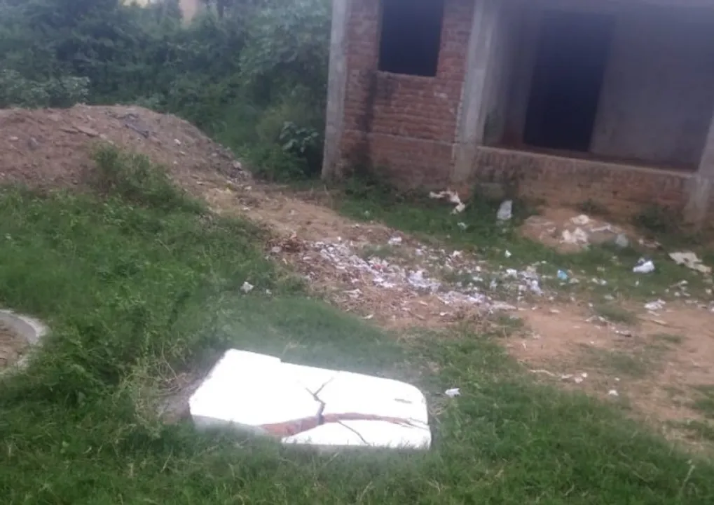  ସ୍କୁଲ୍‌ ଫଳକ ନେଲା ଛାତ୍ର ଜୀବନ : ବିଇଓଙ୍କୁ ରିପୋର୍ଟ ତଲବ, ପ୍ରଧାନଶିକ୍ଷକଙ୍କୁ କାରଣଦର୍ଶାଅ ନୋଟିସ୍‌