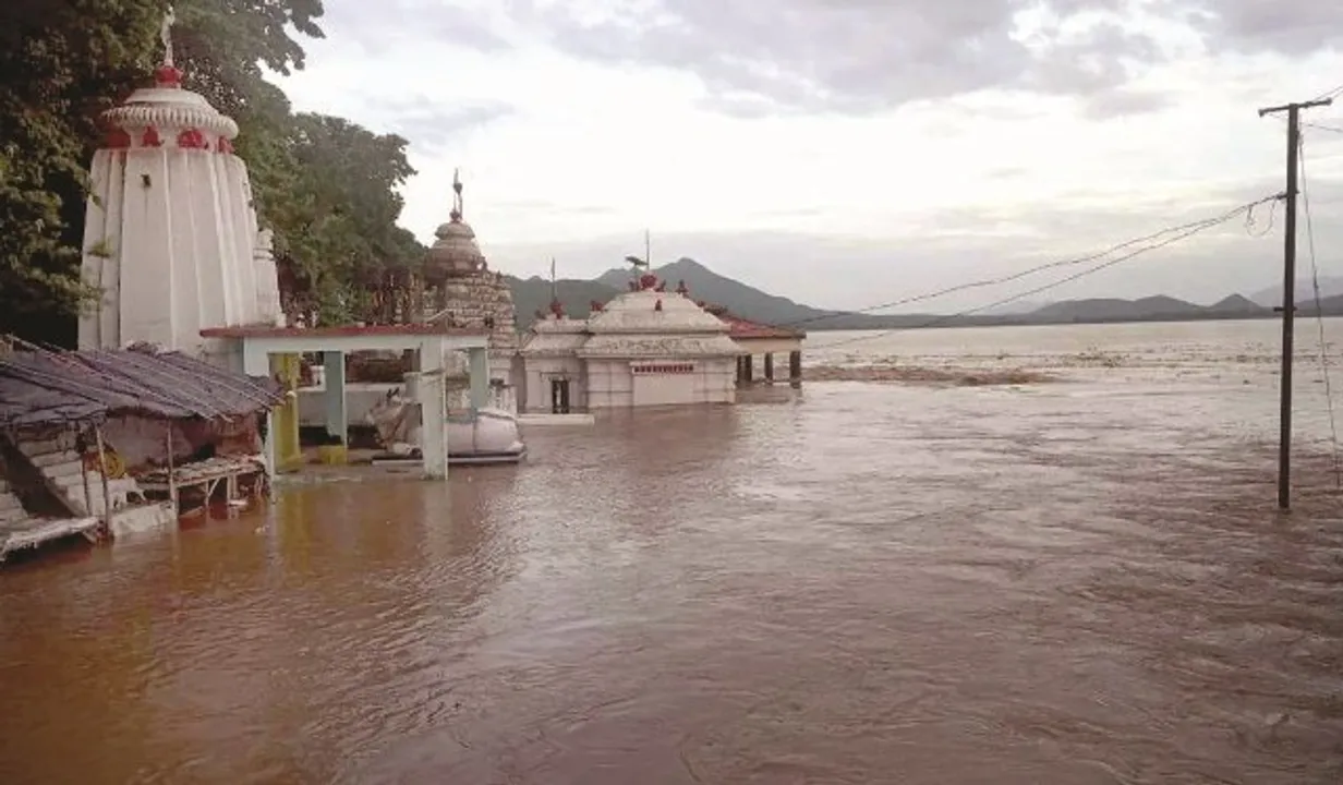  ମହାନଦୀ ପାଣି ଘେରରେ ଭଟ୍ଟାରିକା ମନ୍ଦିର 