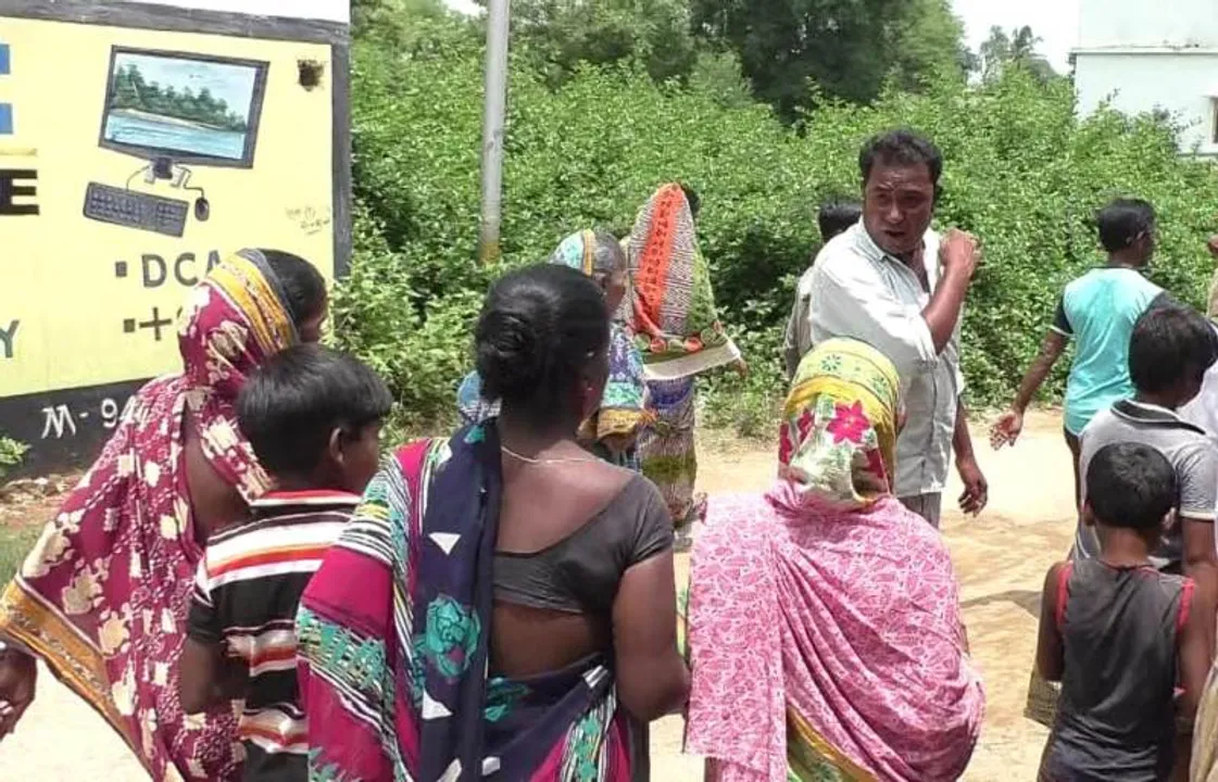  ଶବକୁ ଅପମାନ: ହସ୍‌ପିଟାଲରେ ନାହିଁ ମହାପ୍ରୟାଣ ଗାଡ଼ି, ୨ କିଲୋମିଟର ମୃତଦେହକୁ ବୋହି ନେଲେ ପରିବାର ଲୋକେ