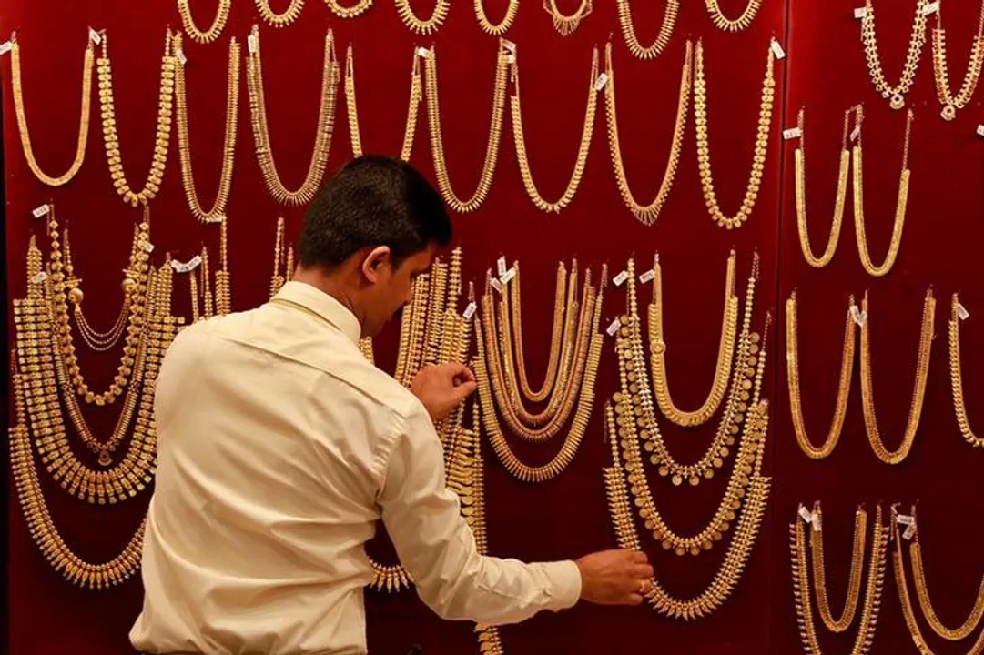  FILE PHOTO: A salesman arranges gold ornaments, on a display board, inside a jewellery showroom during Akshaya Tritiya, a major gold buying festival, in Kochi, India April 28, 2017. REUTERS/Sivaram V/File Photo 