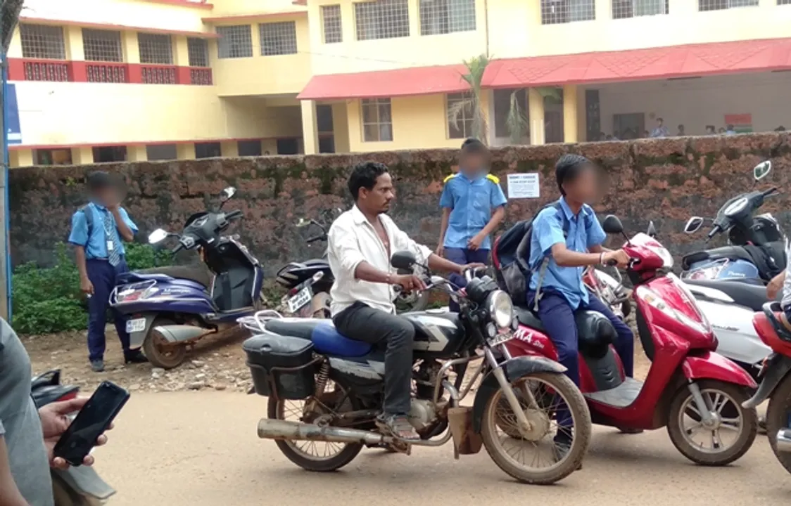  ସରକାରୀ ନିୟମକୁ ଫୁ : ସ୍କୁଲ୍‌ ଛାତ୍ରଛାତ୍ରୀଙ୍କୁ ଗାଡ଼ି ଚଢ଼ିବା ବାରଣ ଥିଲେ ମଧ୍ୟ ଏହାକୁ ମାନୁ ନାହାନ୍ତି ଛାତ୍ରଛାତ୍ରୀ, ବାଇକ୍‌ରେ ସ୍କୁଲ୍‌କୁ ଆସୁଛନ୍ତି ପିଲା