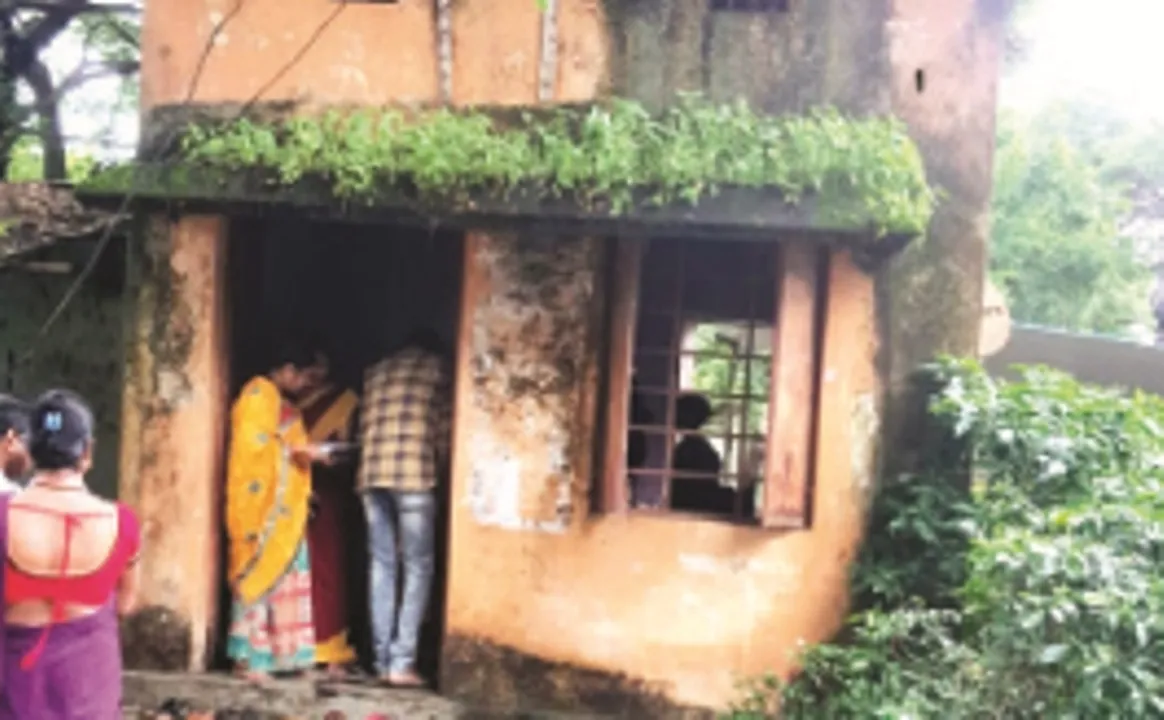  ଅସ୍ବାସ୍ଥ୍ୟକର ପରିବେଶରେ ଚାଲିଛି ଅଙ୍ଗନୱାଡି କେନ୍ଦ୍ର : ଅନାବନା ଗଛ ଓ ଆବର୍ଜନା ଯୋଗୁଁ ବଢ଼ୁଛି ମଶାମାଛିଙ୍କ ପ୍ରାଦୁର୍ଭାବ