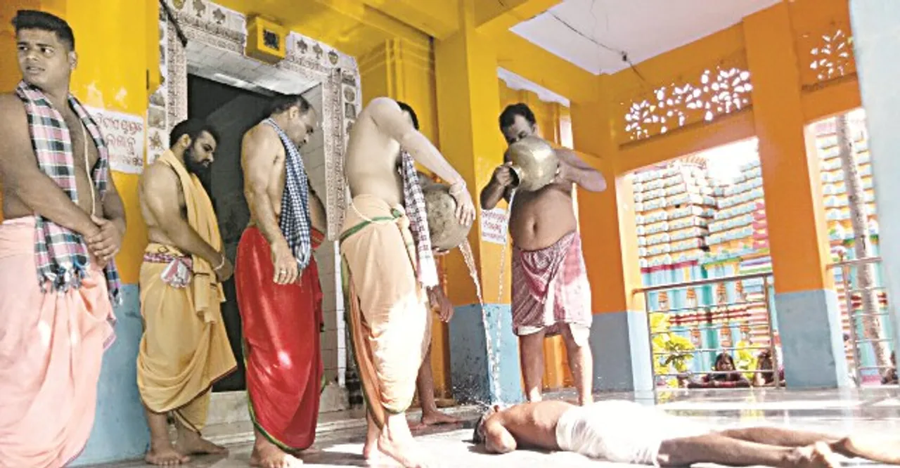  ଅନ୍ଧବିଶ୍ବାସ ନେଲା ୨ ଜୀବନ : ସାପ କାମୁଡ଼ା ଗୁରୁତରଙ୍କୁ ମନ୍ଦିର, ଗାଁ ବଇଦ ଭରସାରେ ଛାଡ଼ିଲେ