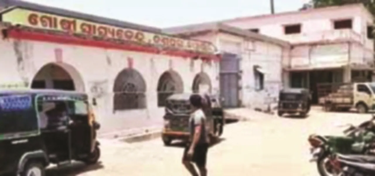  ଅବ୍ୟବସ୍ଥା ଘେରରେ ଦଶପଲ୍ଲା ଗୋଷ୍ଠୀ ସ୍ବାସ୍ଥ୍ୟକେନ୍ଦ୍ର : ନାହାନ୍ତି ବିଶେଷଜ୍ଞ, କାମରେ ଲାଗୁନି ଆମ୍ବୁଲାନ୍ସ, ଅଚଳ ହୋଇପଡ଼ିଛି ରକ୍ତ ସଂରକ୍ଷଣ କେନ୍ଦ୍ର