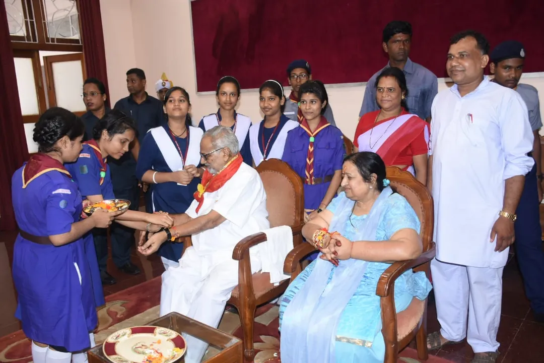  ରାଜ୍ୟପାଳ ପ୍ରଫେସର ଗଣେଶୀ ଲାଲଙ୍କ ହାତରେ ରାକ୍ଷୀ ବାନ୍ଧୁଛନ୍ତି ସ୍କୁଲ ଛାତ୍ରୀ।