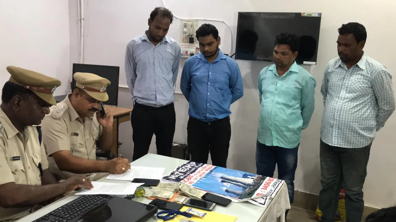  ବେଦାନ୍ତରେ ଚାକିରୀ କରାଇ ଦେବାକୁ କହି ଗିରଫ ହେଲେ ଠକ ଗ୍ୟାଙ୍ଗର ୪ ସଦସ୍ୟ, କାର ସହ ୫୪ ହଜାର ନଗଦ ଜବତ