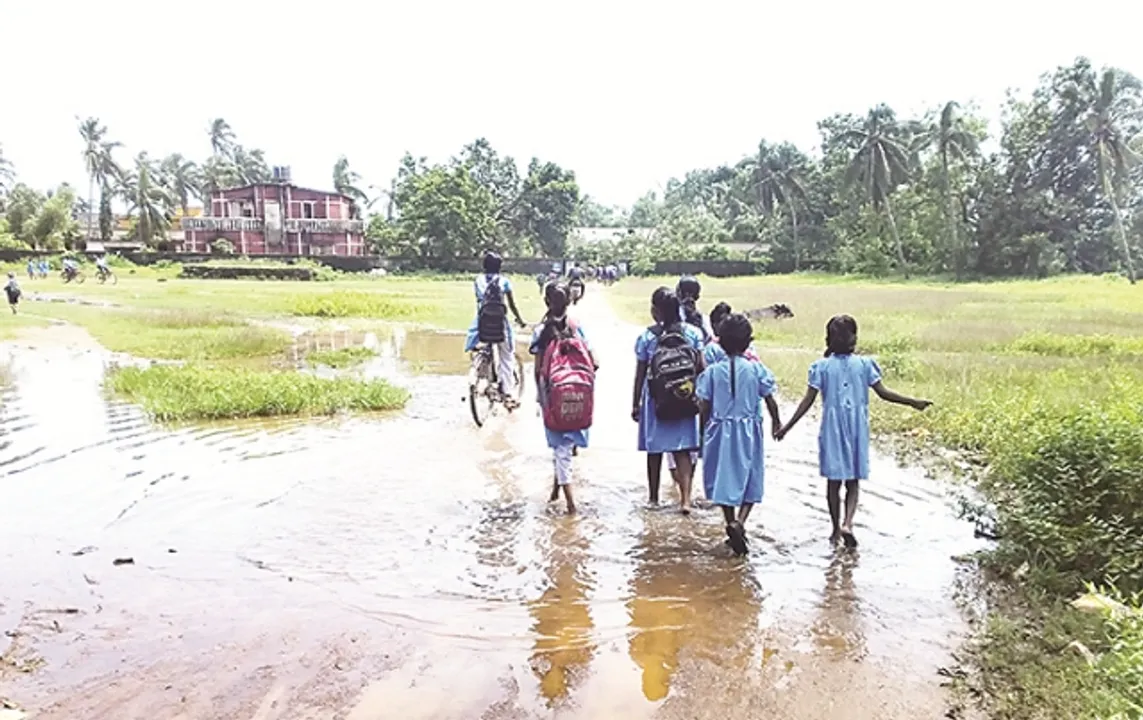  ବର୍ଷା ଆସିଲେ ବଢ଼ୁଛି ଦୁଃଖ, ଆଣ୍ଠୁଏ ପାଣିରେ ସ୍କୁଲ୍‌ ଯାଉଛନ୍ତି ଛାତ୍ରଛାତ୍ରୀ
