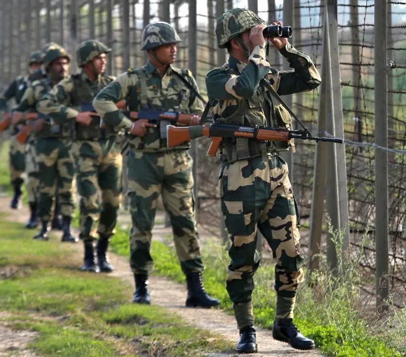  India's Border Security Force (BSF) soldiers patrol along the fenced border with Pakistan in Ranbir Singh Pura sector near Jammu February 26, 2019. REUTERS/Mukesh Gupta - RC1F4D99BF00 