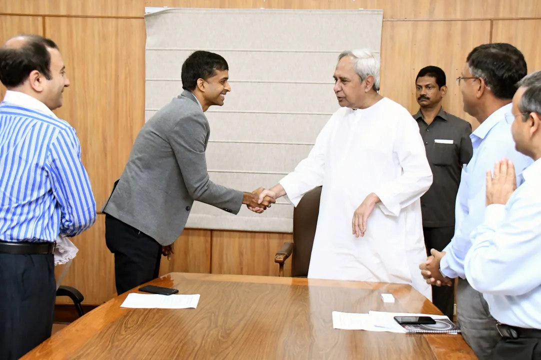  ଲୋକସେବା ଭବନରେ ମୁଖ୍ୟମନ୍ତ୍ରୀ ନବୀନ ପଟ୍ଟନାୟକଙ୍କୁ ଭେଟୁଛନ୍ତି ‘ପିଜିବିଏଫ ’ର ପ୍ରତିଷ୍ଠାତା ପୁଲ୍ଲେଲା ଗୋପୀଚାନ୍ଦ।