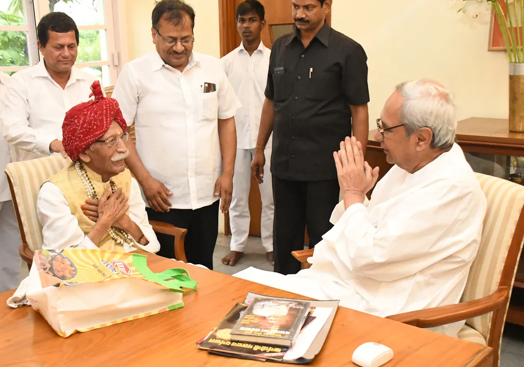  ମୁଖ୍ୟମନ୍ତ୍ରୀ ନବୀନ ପଟ୍ଟନାୟକଙ୍କୁ ନବୀନ ନିବାସରେ ଭେଟି ଆଲୋଚନା କରୁଛନ୍ତି ଏମ୍‌ଡିଏଚ୍‌ ଗ୍ରୁପର ଅଧ୍ୟକ୍ଷ ଧରମପାଳ ଗୁଲାତି।