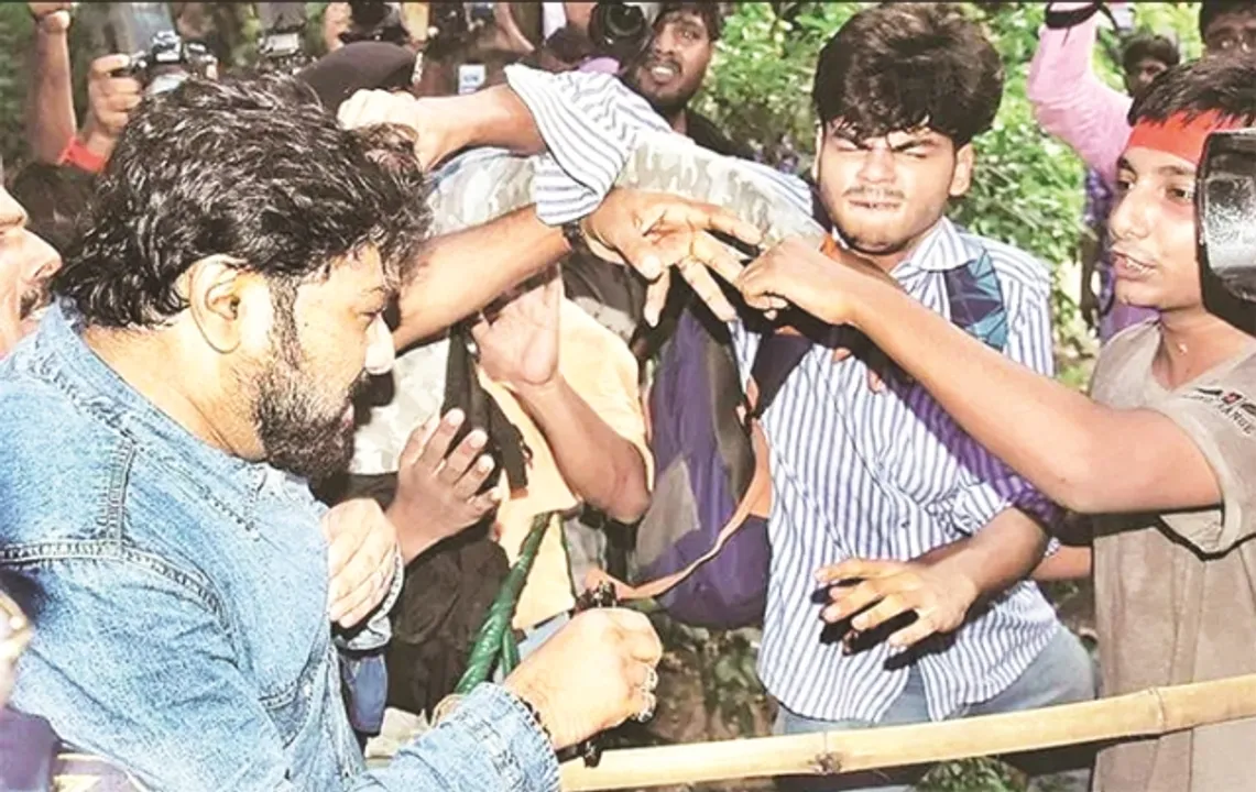  ଯାଦବପୁର ବିଶ୍ବବିଦ୍ୟାଳୟରେ ହିଂସା : କେନ୍ଦ୍ରମନ୍ତ୍ରୀ ବାବୁଲ ସୁପ୍ରିୟୋଙ୍କୁ ଆକ୍ରମଣ, ରାଜ୍ୟପାଳଙ୍କୁ ଅଟକାଇଲେ