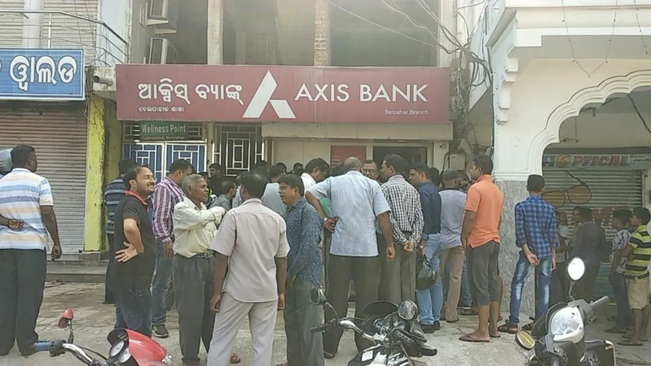  ଗୁଳି ଫୁଟାଇ ଆକ୍ସିସ୍‌ ବ୍ୟାଙ୍କରୁ ୧୪ଲକ୍ଷରୁ ଅଧିକ ଟଙ୍କା ଲୁଟିନେଲେ ୬ ଦୁର୍ବୃତ୍ତ, ଆକ୍ରମଣରେ ବ୍ୟାଙ୍କ ମ୍ୟାନେଜର ଆହତ