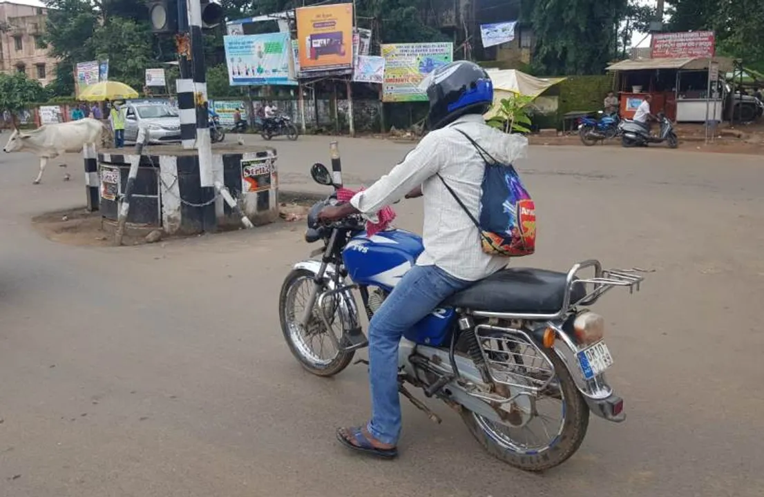  ଜୀବନ ବଞ୍ଚାଇବା ପାଇଁ ଦୁଇଟି ପ୍ରୟାସ। ଗୋଟିଏ ହେଲମେଟ ଓ ଅନ୍ୟଟି ବୃକ୍ଷ। (ଫଟୋ: ତରୁଣ, ଜୟପୁର)