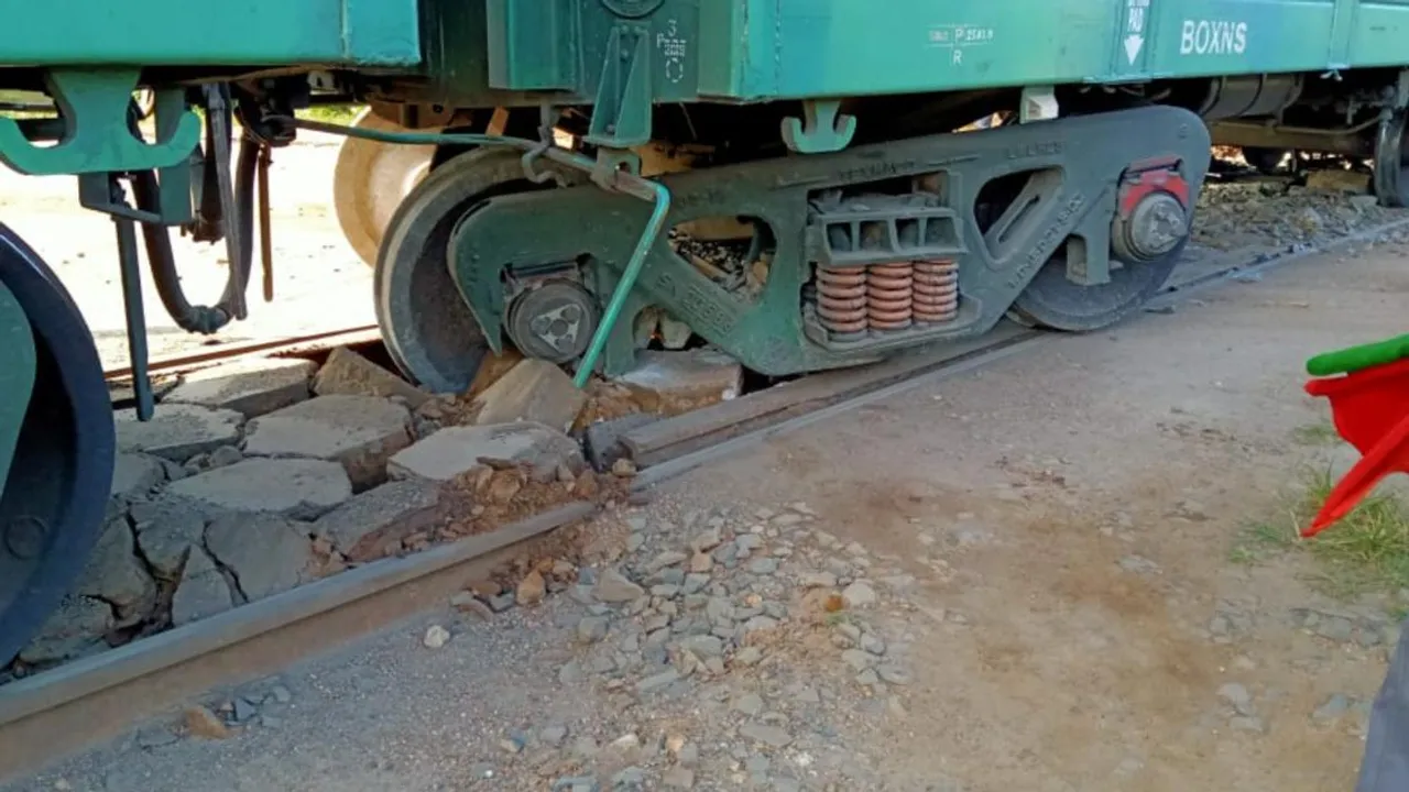  ଲହଣ୍ଡାବୁଡ଼ ଲେବଲ୍‌ କ୍ରସିଙ୍ଗ୍‌ ଠାରେ କୋଇଲା ଗାଡ଼ି ଲାଇନ୍‌ଚ୍ୟୁତ