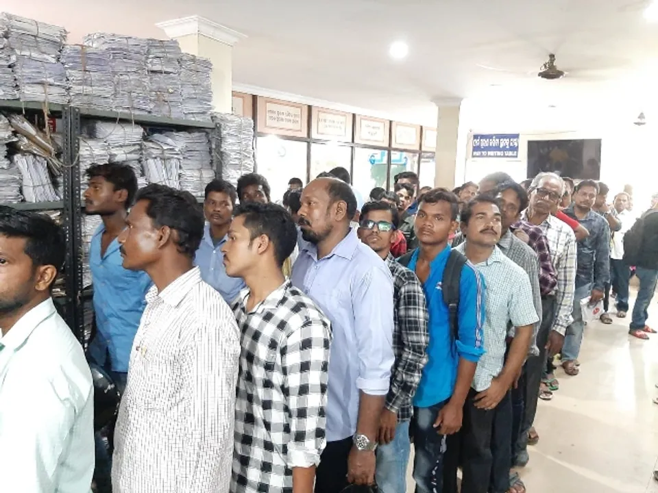  କା’ରେ ଚାଲିଛି ୧୩ଟି ଆର୍‌ଟିଓ କାର୍ଯ୍ୟାଳୟ : ମୋଟର ଯାନ ଆଇନ ଲାଗୁ ପରେ ବି ସରକାର ବେଫିକର, କାଗଜପତ୍ର ଅପ୍‌ଡେଟ୍‌ ପାଇଁ ହିନସ୍ତା ହେଉଛନ୍ତି ଲୋକ