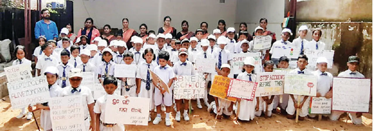  ଛାତ୍ରଛାତ୍ରୀଙ୍କ ସଡ଼କ ସୁରକ୍ଷା ସଚେତନତା