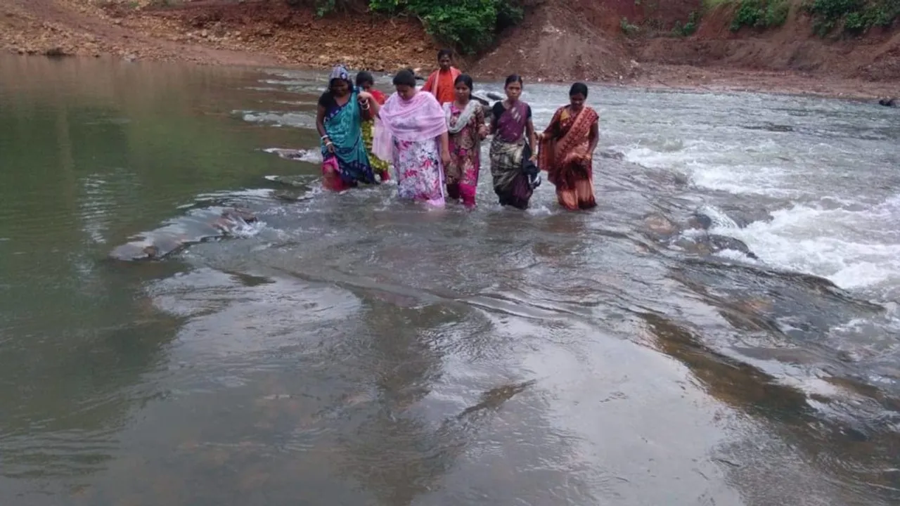  ମାଓପ୍ରବଣ ଅଞ୍ଚଳରେ ପାଦେ ପାଦେ ରହିଥାଏ ବିପଦ; ତଥାପି ଜୀବନକୁ ବାଜି ଲଗାଇ ଲୋକଙ୍କ ଅସୁବିଧା ବୁଝିବାକୁ ଯାଇ ପହଞ୍ଚିଥିଲେ ମହିଳା ବିଡିଓ