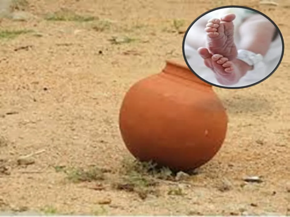  ମୃତ ଶିଶୁକୁ ପୋତିବାକୁ ନେଇଥିବା ସମୟରେ ସେହି ଗାତରେ ଥିବା ଏକ ମାଠିଆ ଭିତରୁ ମିଳିଲା ଜୀବନ୍ତ ନବଜାତ ଶିଶୁ !