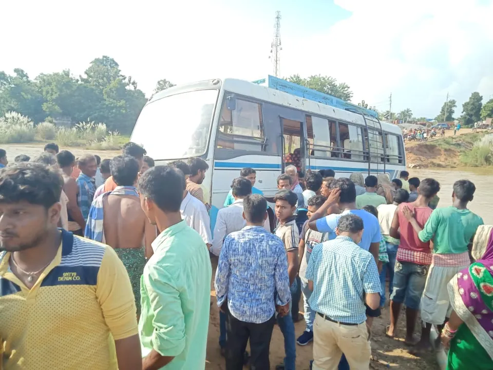  ବୋଡ଼ାନଦୀର ଅସ୍ଥାୟୀ ପୋଲରେ ବସ୍‌ ଦୁର୍ଘଟଣାଗ୍ରସ୍ତ, ଜଣେ ମୃତ