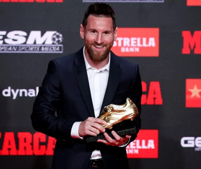  Soccer Football - FC Barcelona's Lionel Messi receives his sixth Golden Shoe - Antiga Fabrica Estrella Damm, Barcelona, Spain - October 16, 2019   FC Barcelona's Lionel Messi poses with the golden shoe during the ceremony   REUTERS/Albert Gea 