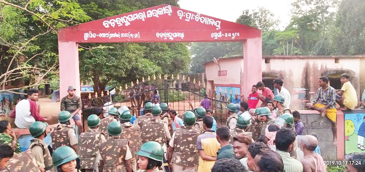  ମହଙ୍ଗା ପଡ଼ିଲା ଛାତ୍ରୀଙ୍କୁ ଅସଦାଚରଣ : ଶିକ୍ଷକଙ୍କୁ ମୁକଳାଇବା ପାଇଁ ପୁଲିସ୍‌ ନାକେଦମ: ଗ୍ରାମବାସୀଙ୍କ ସହ ମୁହାଁମୁହିଁ; ଅଧିକ ଫୋର୍ସ ମଗାଇଲା