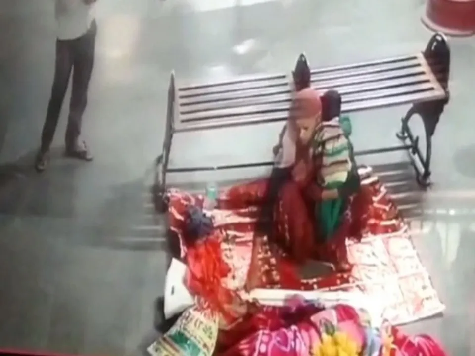  ଦେଖୁ ଦେଖୁ ମା କୋଳରୁ ଛୁଆକୁ ଚୋରେଇନେଲେ ଦୁଇ ଚୋର, ଦେଖନ୍ତୁ ଭିଡିଓ