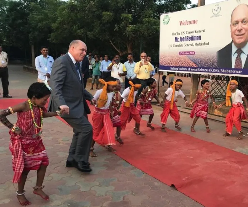  ଆମେରିକୀୟ ଅତିଥିଙ୍କୁ ନଚେଇ ଦେଲେ ଓଡ଼ିଶାର ଆଦିବାସୀ ପିଲା