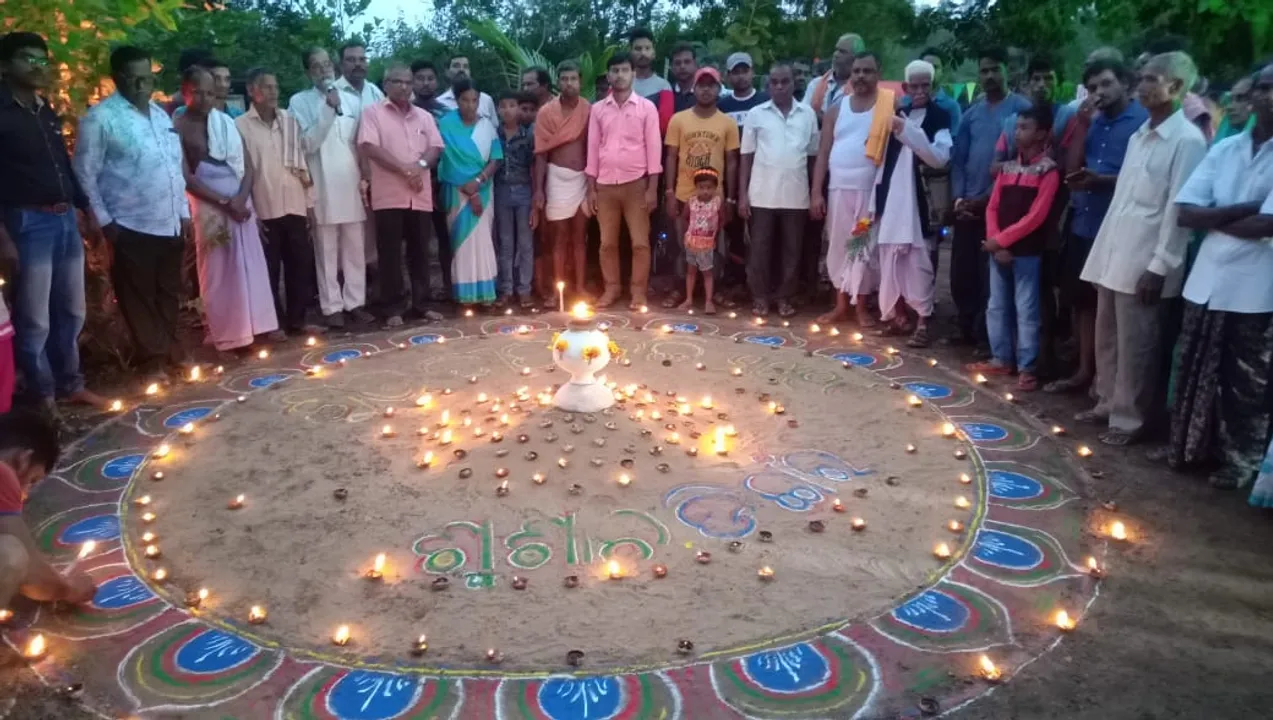  ନିଆରା ଉଦାହରଣ : ଗାଁ ଶ୍ମଶାନରେ ଦୀପାବଳି ପାଳିଲେ ଡିଙ୍ଗରବାସୀ