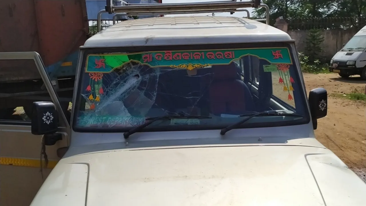  ବନ କର୍ମଚାରୀଙ୍କୁ ମାଫିଆଙ୍କ ଆକ୍ରମଣ : ଗାଡ଼ି ଭଙ୍ଗାରୁଜା, ଢେଲା ମାଡ଼ରେ ୨ ଆହତ