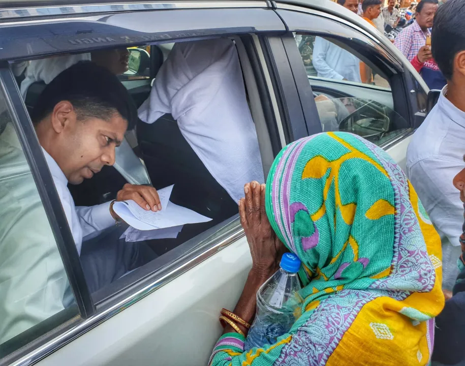  ଭତ୍ତା ଆଉ ଘର ପାଇଁ  ୫-ଟି ସଚିବଙ୍କୁ ନିବେଦନ କରୁଛନ୍ତି ଜଣେ ବୃଦ୍ଧା। (ଫଟୋ: ଚିକୁ, ଅନୁଗୁଳ)