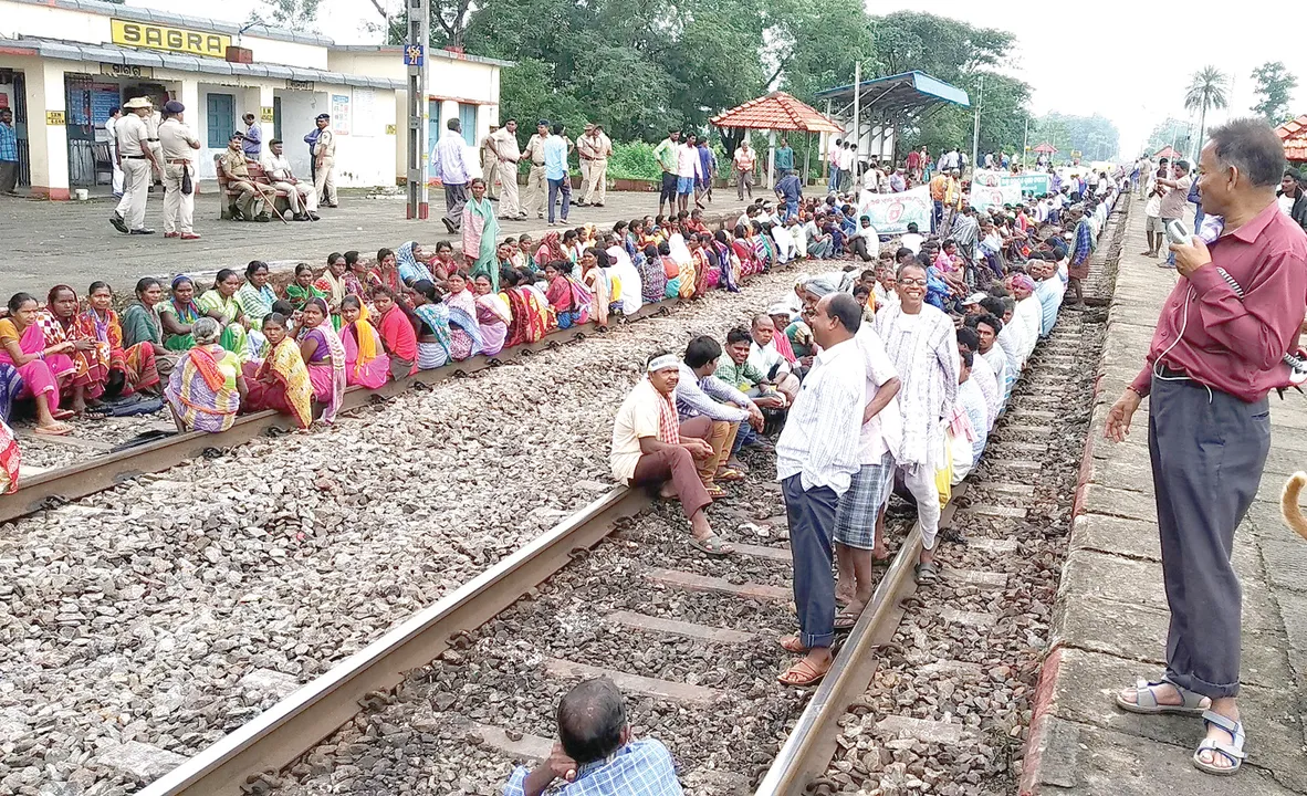  ରେଳ ରୋକିଲେ ହଜାର ହଜାର ଚାଷୀ : ବାମରା ଓ ସଗରାରେ ୪ ଘଣ୍ଟା ରେଳ ଚଳାଚଳ ବ୍ୟାହତ