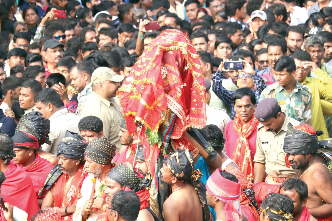  ମା’ ମାଣିକେଶ୍ୱରୀଙ୍କ ପୀଠରେ ବଳି : ରାଜପଥ ରକ୍ତରଞ୍ଜିତ, ପ୍ରଥା ଆଗରେ ମୁଣ୍ଡ ନୁଆଁଇଲା ପ୍ରଶାସନ