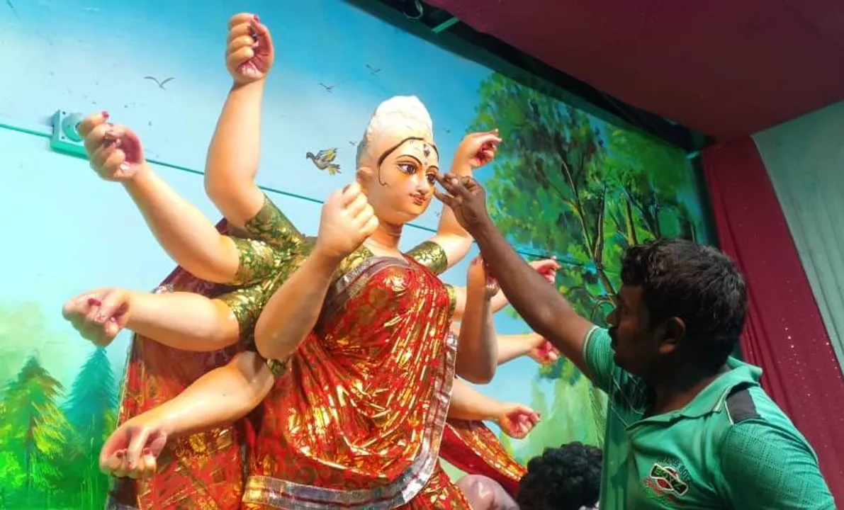  ବାଲେଶ୍ୱର: ମା’ଙ୍କର ଶେଷ ସ୍ପର୍ଶ। (ଫଟୋ: ମନୋଜ ବିଶ୍ୱାଳ)