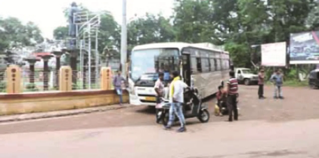  ବ୍ରଜରାଜନଗର : ସ୍ଥାୟୀ ବସଷ୍ଟାଣ୍ଡ୍‌ ନଥିବାରୁ ଯାତ୍ରୀ ହଟହଟା