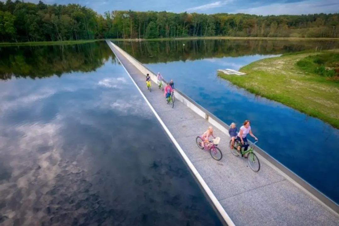  fietsen doorhet water 