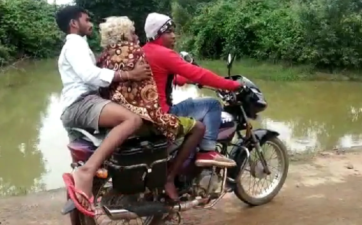 ଆମ୍ବୁଲାନ୍‌ସ ଯାଇ ପାରିଲାନି, ବାଇକରେ ବୁହା ହେଲେ ରୋଗୀ