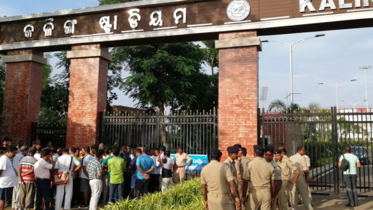 କଳିଙ୍ଗ ଷ୍ଟାଡିୟମ୍‌ ଭିତରକୁ ଯିବା ପାଇଁ ୩ ନମ୍ବର ଗେଟ୍‌ରେ ଜନ ଗହଳି