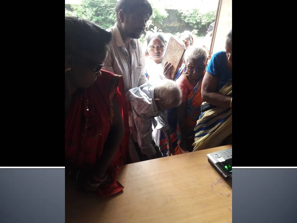  ଭତ୍ତା ଆଣିବାକୁ ଯାଇଥିଲେ ୮୦ ବର୍ଷିଅ ବୃଦ୍ଧ, ଫିଙ୍ଗର ପ୍ରିଣ୍ଟ ଦେଉଥିଲା ବେଳେ ଟଳି ପଡ଼ିଲେ