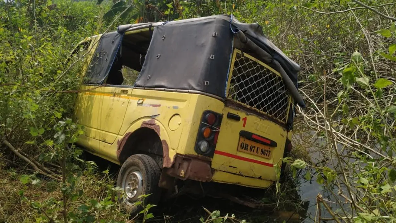  ପୋଖରୀ ମଧ୍ୟକୁ ସ୍କୁଲ୍‌ ଭ୍ୟାନ୍‌ ଖସିବାରୁ ମୃତ୍ୟୁ ମୁଖରୁ ଅଳ୍ପକେ ବର୍ତ୍ତିଲେ ଛାତ୍ରଛାତ୍ରୀ