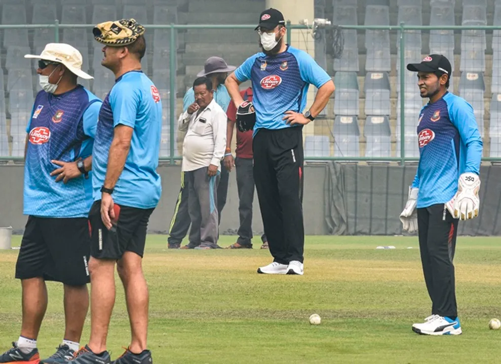  New Delhi: Bangladeshi cricketer Mushfiqur Rahim with coach Daniel Vettori and other support staff members during a practice session at Arun Jaitley Stadium in New Delhi, Friday, Nov. 1, 2019. (PTI Photo/Ravi Choudhary)   (PTI11_1_2019_000093B) 