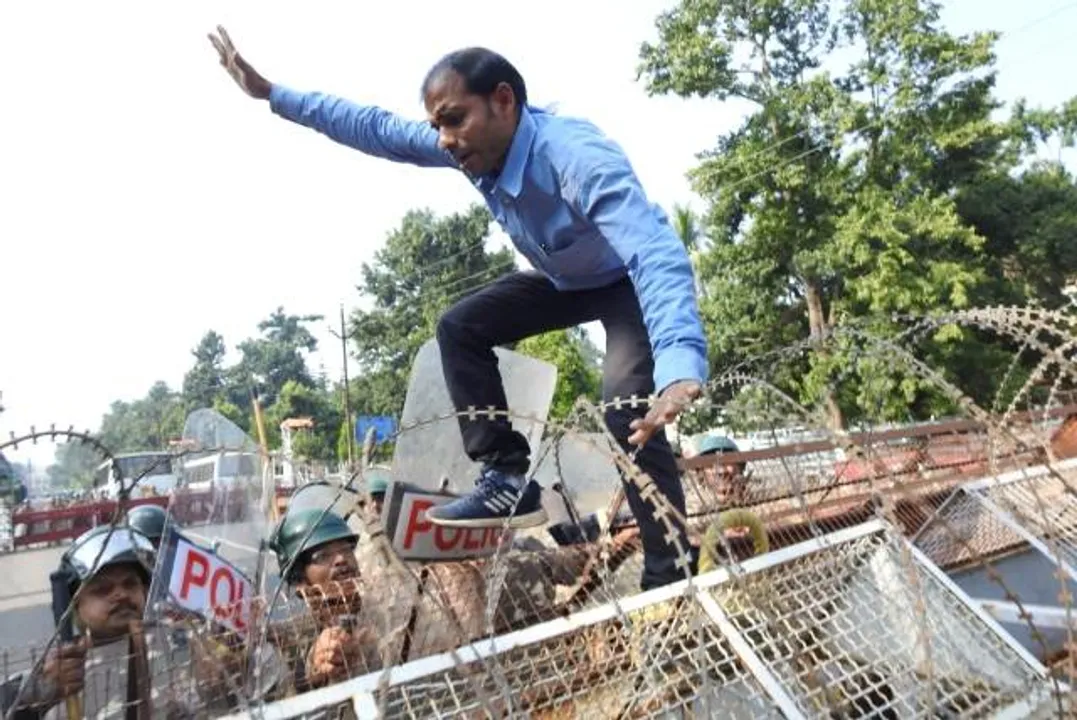  ରାଜ୍ୟରେ ୪୦୦୦ ବିଦ୍ୟାଳୟ ସଂଯୋଜକ ମାନଙ୍କୁ ସରକାରୀ ମାନ୍ୟତା ସହ ପୁନଃ ସ୍ଥାୟୀ ନିଯୁକ୍ତି ପ୍ରଦାନ କରିବା ପାଇଁ, ଆଇ.ସି.ଟି ବିଦ୍ୟାଳୟ ସଂଯୋଜକ ସଂଘର ବିକ୍ଷୋଭ (ଫଟୋ: ବିଭୂତି)