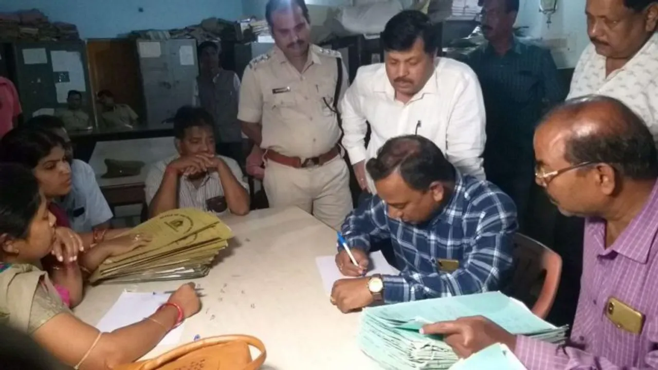  ସ୍ମିତାରାଣୀ ରହସ୍ୟଜନକ ମୃତ୍ୟୁ ଘଟଣାକୁ ମାସେ : ଅଫିସ, ସରକାରୀ ବାସଭବନ ତାଲା ଭାଙ୍ଗିଲା ପ୍ରଶାସନ, ସରକାରୀ କାଗଜପତ୍ର ଜବତ