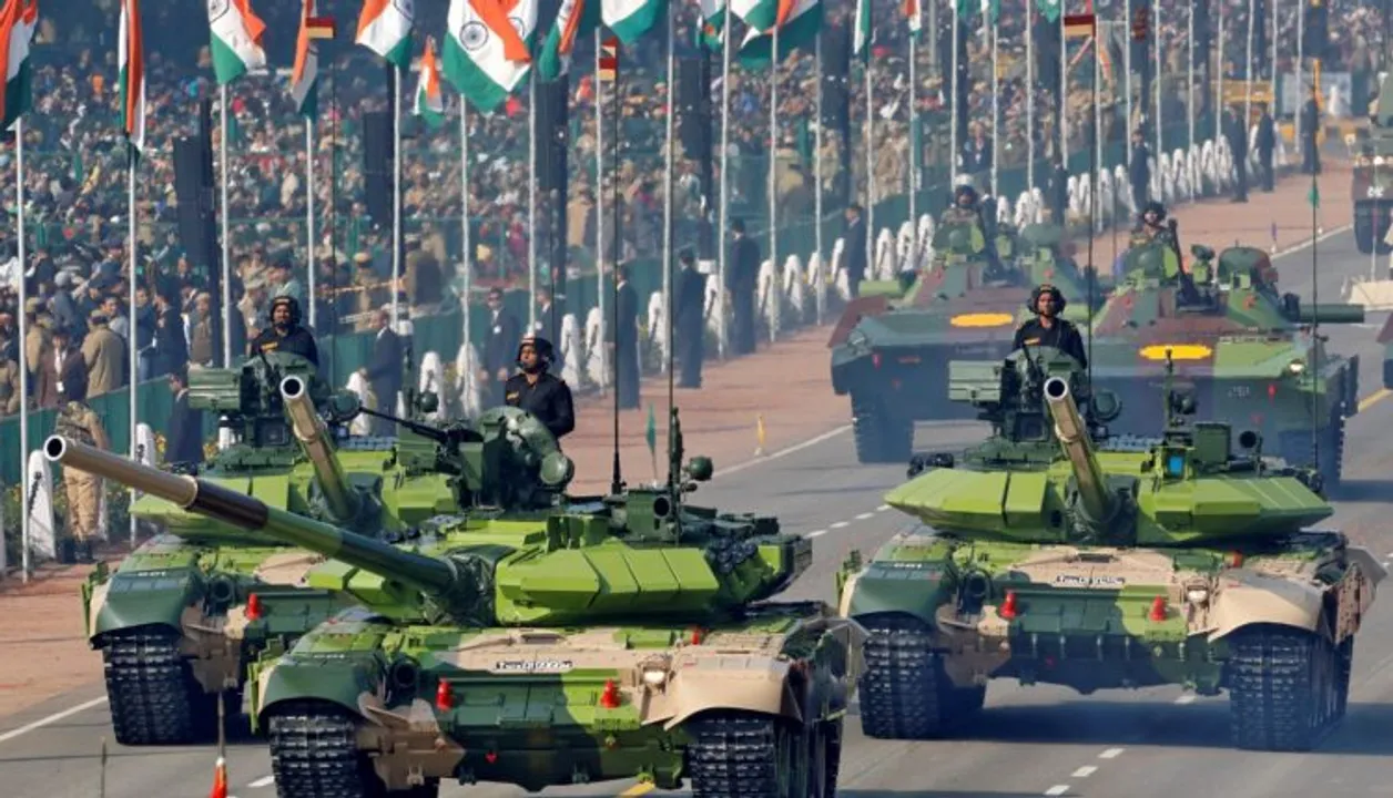  Indian Army's T-90 Bhishma tanks are displayed during the Republic Day parade in New Delhi, India, January 26, 2019. REUTERS/Altaf Hussain - RC19D3ABF5E0 