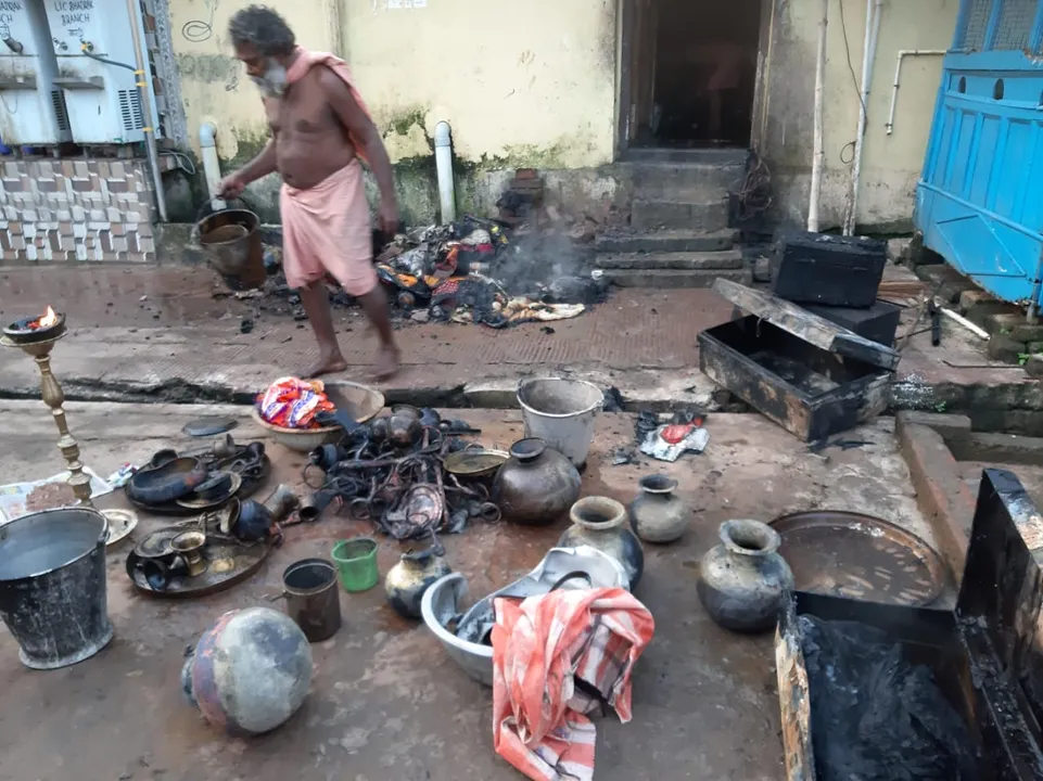 ଆରଡିସ୍ଥିତ ବାବା ଆଖଣ୍ଡଳମଣିଙ୍କ ଭଣ୍ଡାର ଘରେ ନିଆଁ ଲାଗି ପୋଡ଼ିଗଲା ପୂଜା ସାମଗ୍ରୀ